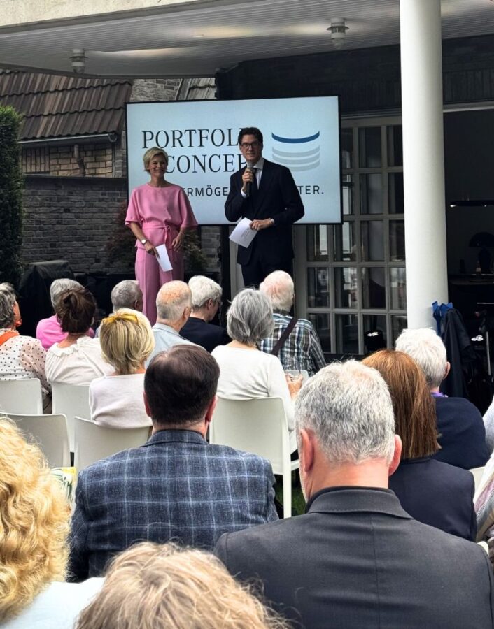 Titus Schlösser und Moderatorin Verena Fels begrüßen die Gäste beim Sommerfest der Portfolio Concept in Köln.